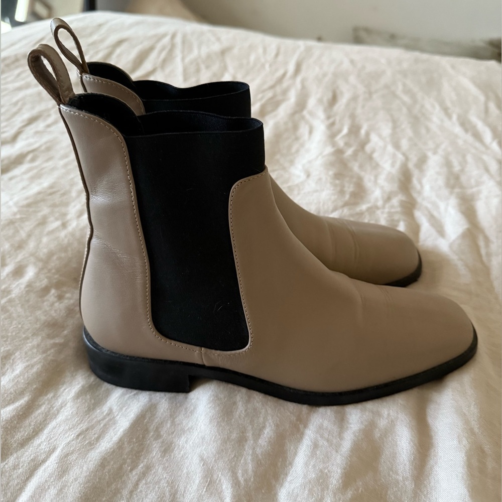 Everlane Italian Leather Chelsea Boots